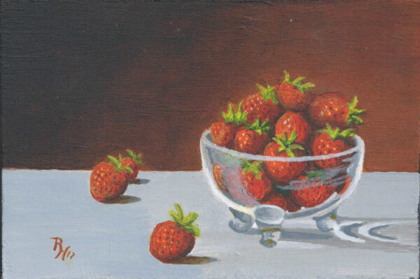 Stillleben mit Erdbeeren in einer Glasschale uf einem Tisch