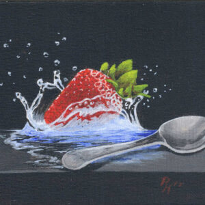 Stillleben mit einer Erdbeere in aufspritzendem Wasser neben einem Kaffeelöffel