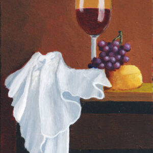 Stillleben mit einem Rotweinglas neben einem Tuch dazu Rotweintrauben und Rundkäse